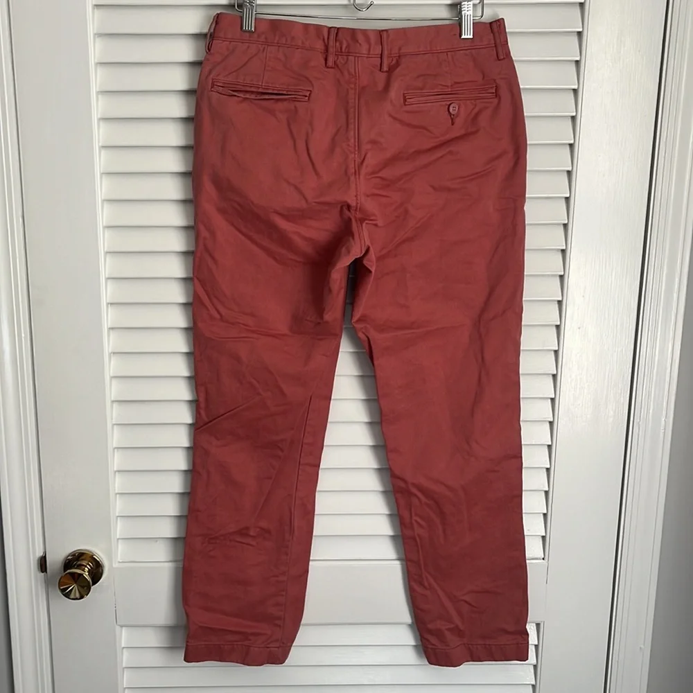 J CREW BROKEN IN URBAN SLIM CHINO KHAKI PANTS IN SALMON RED 32 x 30